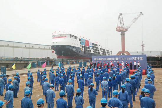 長江流域第一艘新型800車滾裝船在鎮(zhèn)江船廠下水